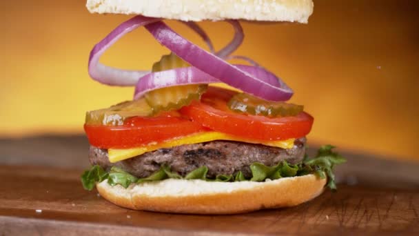 Ingredientes Hambúrguer Carne Caem Pousam Pão Por Câmera Lenta — Vídeo de Stock