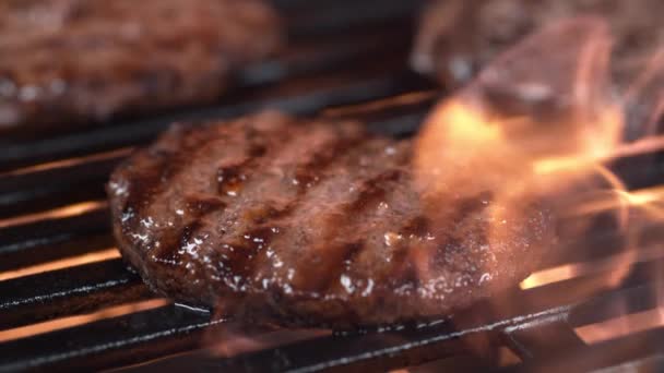 混合的美国烧烤在热烤架上 汉堡包 烤玉米 很好的作文外面的一方 — 图库视频影像