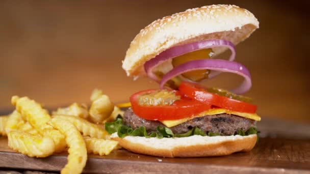 牛肉汉堡配料一个接一个地掉进面包圈 动作缓慢 — 图库视频影像