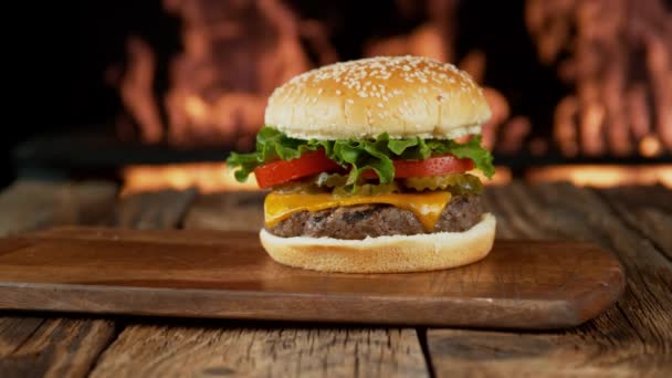 Lekkere Sappige Hamburger Met Verse Ingrediënten Die Voor Camera Draaien — Stockvideo