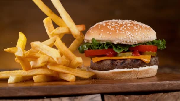 Fast Food Konseptinin Süper Yavaş Çekimi Patates Kızartması Taze Bir — Stok video