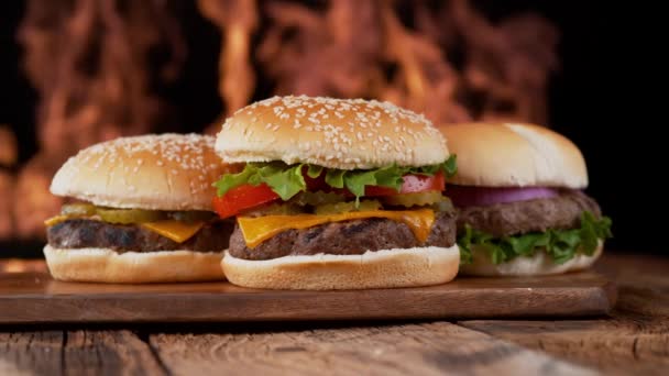 Вкусный Сочный Бургер Свежими Ингредиентами Вращающимися Перед Камерой Вкусный Гамбургер — стоковое видео