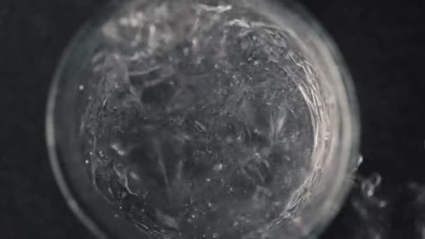 Primer Plano Cubos Hielo Vaso Pequeño Hielo Vaso Transparente Agua — Vídeos de Stock
