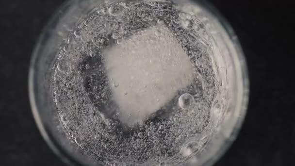유리잔에 얼음을 가까이 유리에 얼음을 유리에 거품이 입방체의 물위로 떠오르고 — 비디오