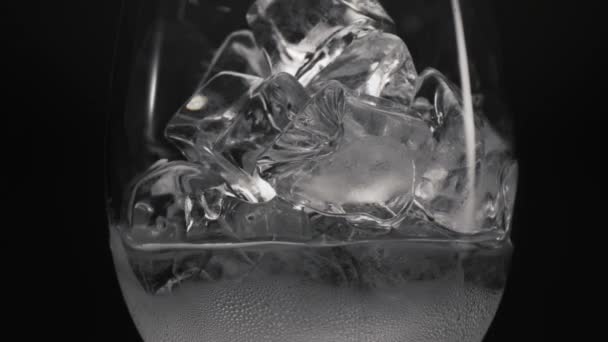 Крупный План Кубиков Льда Маленьком Стакане Льда Прозрачном Стакане Воды — стоковое видео
