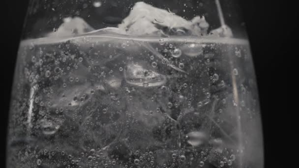 Detailní Záběr Kostek Ledu Malé Skleničce Led Průhledném Skle Voda — Stock video