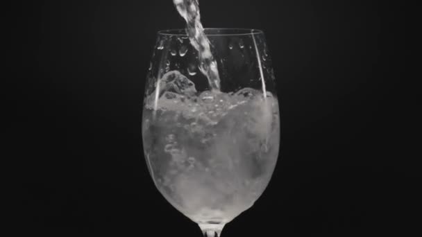 Närbild Isbitar Ett Litet Glas Ett Genomskinligt Glas Vatten Ett — Stockvideo