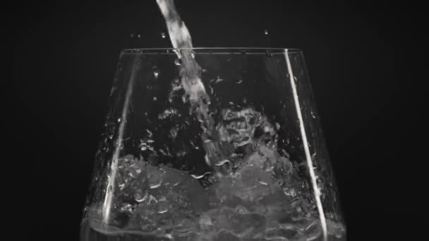 Close Cubos Gelo Copo Pequeno Gelo Vidro Transparente Água Vidro — Vídeo de Stock