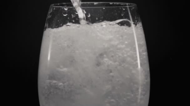 Närbild Isbitar Ett Litet Glas Ett Genomskinligt Glas Vatten Ett — Stockvideo