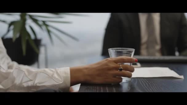 Affascinante Segretaria Donna Affari Ufficio Tavola Acqua Potabile Bicchiere Ragazza — Video Stock
