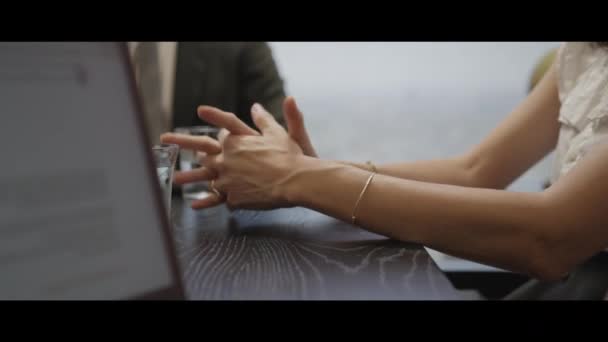 ガラスからテーブルの飲料水で事務所の魅力的なビジネス女性秘書交渉テーブルの女の子 — ストック動画