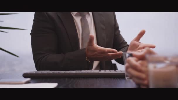 Üzletember Beszél Üzletemberekkel Kollégákkal Vagy Partnerekkel Tárgyalóasztalnál Férfi Vezető Megbeszéli — Stock videók