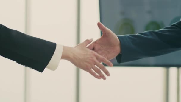 オフィスでの協力の機会を歓迎し ビジネス関係者が握手成功した企業パートナーシップ — ストック動画