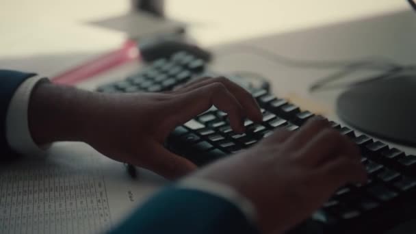 在计算机上工作的工程师 现代电子研究 开发中心 手握键盘打字 密切关注手 印刷电路板 硅微圈的科学家设计 — 图库视频影像