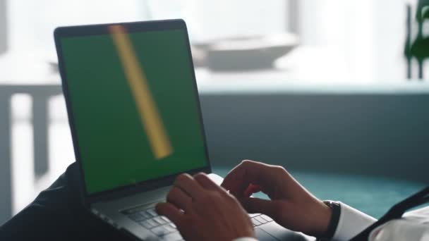 Pebisnis Menggunakan Layar Hijau Laptop Komputer Kantor Tutup Layar Hijau — Stok Video