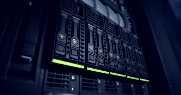 Donkere Serverruimte Een Modern Datacenter Krachtige Servers Omsingeld Werken Datacenter — Stockvideo