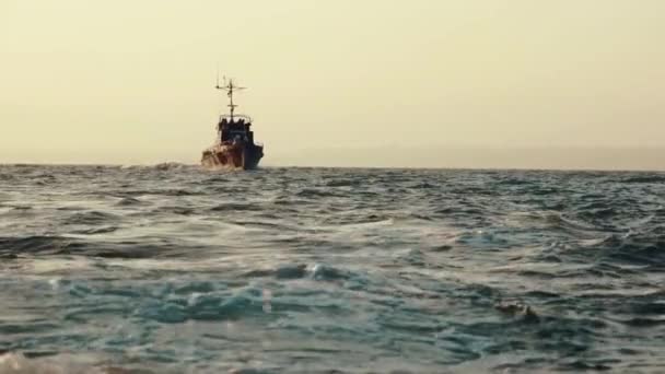 海军舰船 军舰的航拍画面 稳定并配备武器系统 但配备军事运输 支助船 军事海运 — 图库视频影像