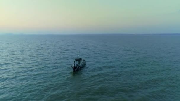 Luftaufnahme Eines Marineschiffes Kriegsschiffes Kriegsschiffes Kriegsschiff Stabil Und Bewaffnet Mit — Stockvideo