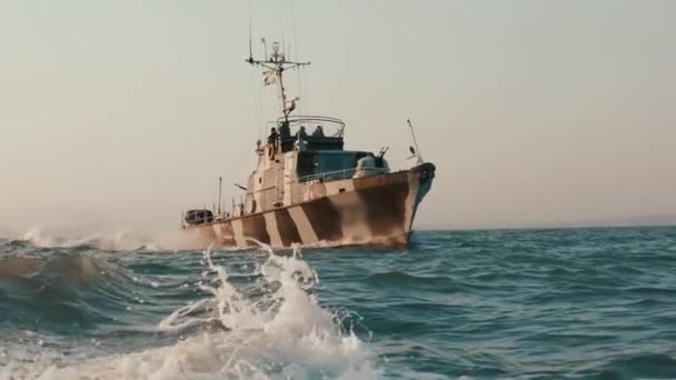 Luchtfoto Van Een Marineschip Oorlogsschip Oorlogsschip Oorlogsschip Stabiel Gewapend Met — Stockvideo