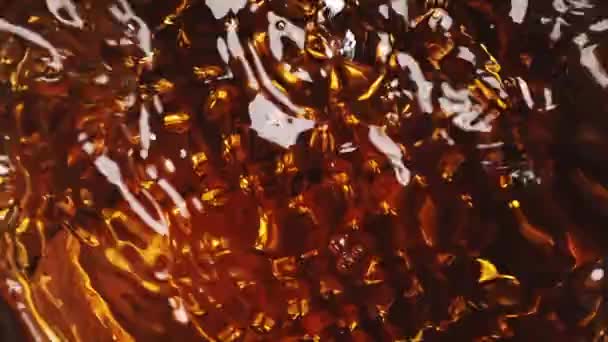 Alkohol Lihoviny Dobrý Večer Whisky Nalije Sklenice Ledem Zpomaleném Filmu — Stock video