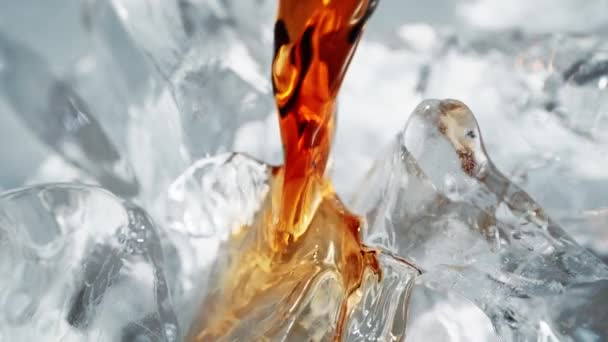 Alkol Alkol Iyi Bir Akşam Için Viski Buzlu Ağır Çekimde — Stok video