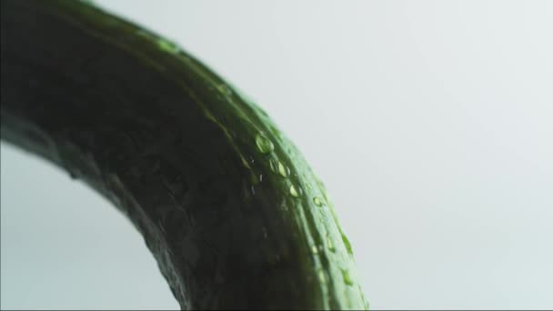 Komkommer Tweeën Gespleten Een Witte Achtergrond Water Spatten — Stockvideo