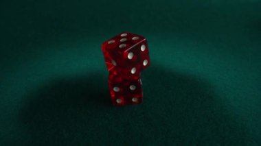 Kırmızı poker zarları, zar ya da zar masasına atılan zarlar, zar atışları, bir çift altılı zarın şeffaf kırmızı zarları. Beyaz ve kırmızı zarlar