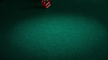 Kırmızı poker zarları, zar ya da zar masasına atılan zarlar, zar atışları, bir çift altılı zarın şeffaf kırmızı zarları. Beyaz ve kırmızı zarlar