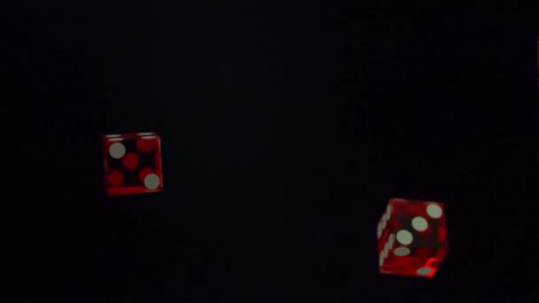 赤いポーカーサイコロ サイコロテーブルやサイコロテーブルに投げダイスのペア サイコロロール 6のペアの半透明の赤いサイコロのロール 白と赤のサイコロ — ストック動画