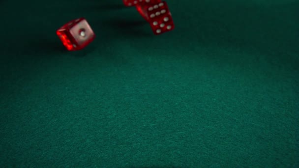 Kırmızı Poker Zarları Zar Zar Masasına Atılan Zarlar Zar Atışları — Stok video