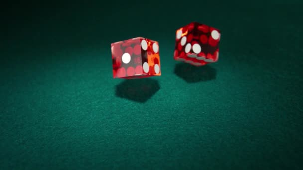Röd Poker Tärning Ett Par Tärningar Kastas Tärning Eller Tärningsbord — Stockvideo