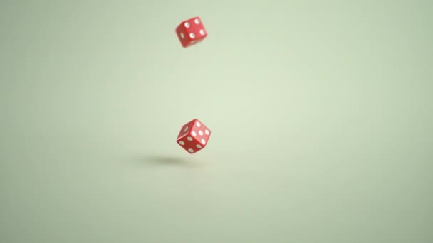 红牌骰子 扔在骰子或骰子桌上的一对骰子 骰子滚 半透明红牌的一对6个骰子的滚动 白色和红色骰子 — 图库视频影像