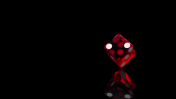 Κόκκινο Ζάρια Πόκερ Ένα Ζευγάρι Ζάρια Ρίχνονται Ένα Τραπέζι Ζάρια — Αρχείο Βίντεο