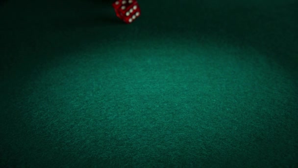 Rote Pokerwürfel Ein Paar Würfel Die Auf Einen Würfel Oder — Stockvideo