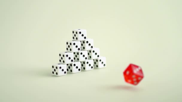 Красные Покерные Кости Пара Кубиков Брошенных Кубики Стол Кубики Бросок — стоковое видео