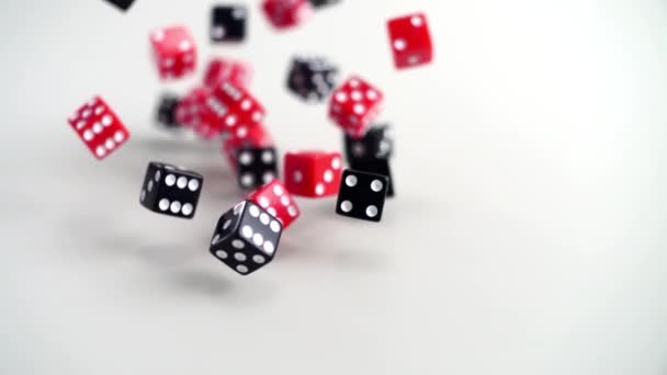 Красные Покерные Кости Пара Кубиков Брошенных Кубики Стол Кубики Бросок — стоковое видео