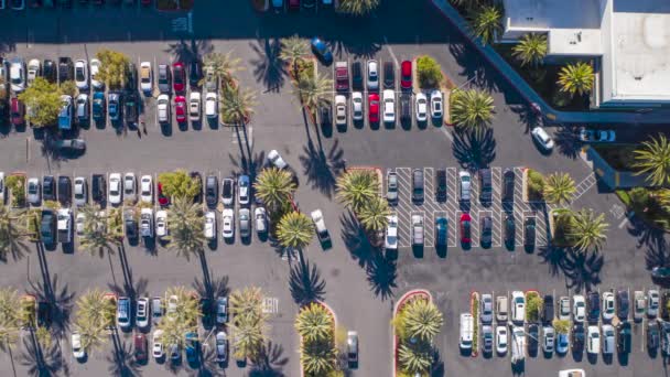 车辆通勤 停车和离开停车场的时间间隔 从无人机上俯瞰 交通旅行 城市生活或人们购物的生活方式 — 图库视频影像
