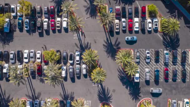 Tijdsverloop Van Het Autoverkeer Parkeren Verlaten Van Parkeerplaats Bovenaanzicht Van — Stockvideo