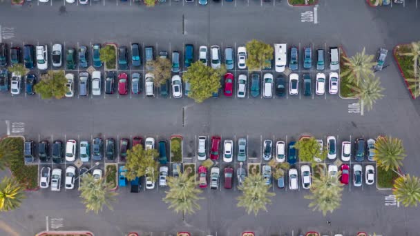 Biltrafik Parkering Och Avfart Från Parkeringen Tar Tid Ovanifrån Från — Stockvideo