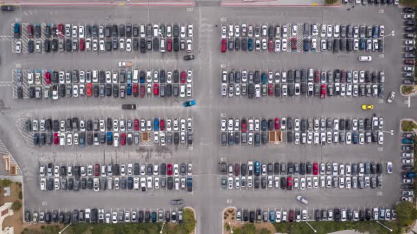 駐車場からの車の交通 駐車場 出口の時間経過 無人機からの眺め 交通機関の旅行 都市生活や人々の生活ショッピング — ストック動画