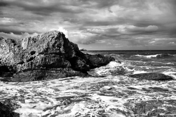 Siyah beyaz fotoğraf. Taşlar ve Deniz