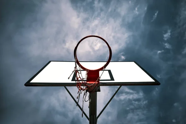 Bulutlu Havada Basketbol Potası — Stok fotoğraf