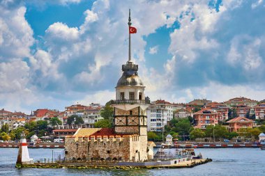 Güneşli günde İstanbul manzarası.