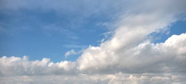 Güneşli bir günde bulutlu bir hava. Mavi ve beyaz