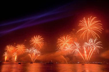 Sosfor Denizi 'nde havai fişek kutlamaları