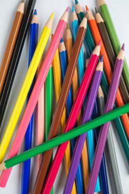 Renkli kalemler. Mavi yeşil sarı kırmızı ve daha fazlası