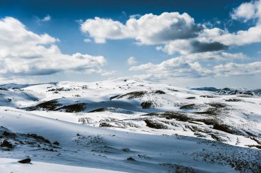 Karlı dağ. Mavi parlak gökyüzü