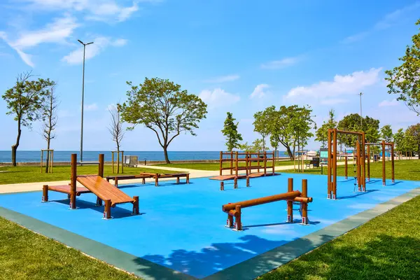 Güneşli bir günde deniz kenarında oyun parkı