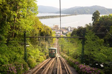Tramvay gün batımında sıcak bir tonda gezginleri tepeye taşıdı.