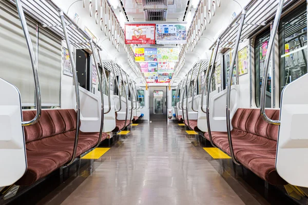 日本关西 2018年4月23日 空车列车为来自关西任何地方的乘客提供服务 里面装饰了许多广告 — 图库照片